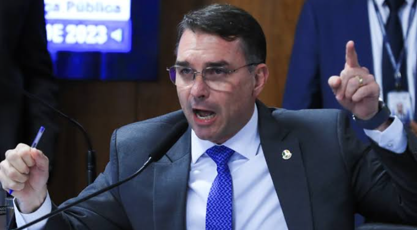 O senador Flávio Bolsonaro (PL) voltou a atribuir ao presidente Luiz Inácio Lula da Silva (PT) a responsabilidade pelo agravamento das tensões comerciais entre Brasil e Estados Unidos (Foto: X)