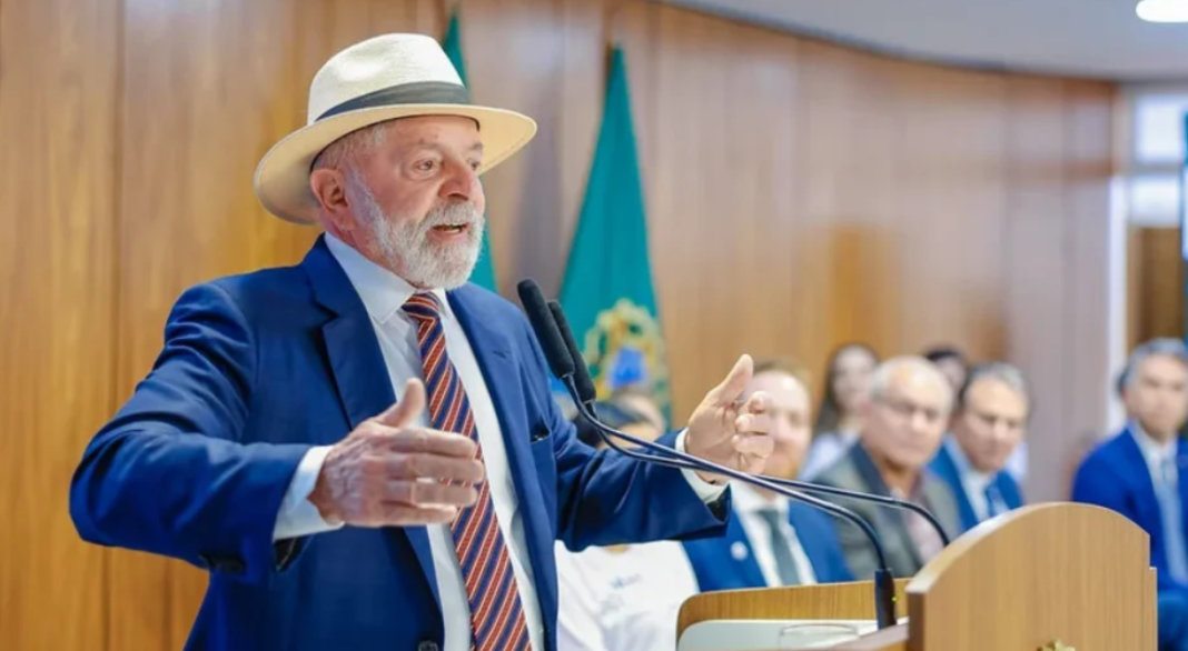 O presidente Luiz Inácio Lula da Silva (PT) afirmou que as próteses dentárias confeccionadas pelo Sistema Único de Saúde (SUS) utilizam tecnologia mais avançada do que a utilizada pelo presidente dos Estados Unidos, Donald Trump (Foto: X)