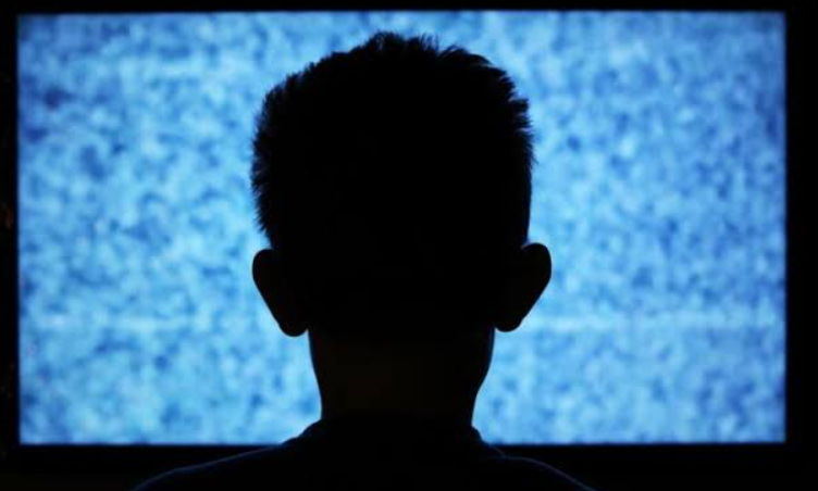 Passar longos períodos assistindo televisão durante a meia-idade pode estar associado a mudanças na estrutura do cérebro relacionadas ao envelhecimento e ao risco de doenças neurodegenerativas (Foto: X)