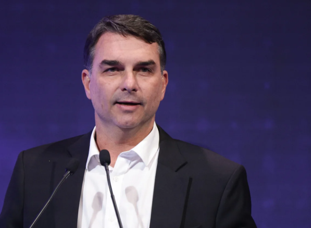 O Partido Liberal (PL) protocolou uma ação no Tribunal Superior Eleitoral (TSE) alegando a existência de uma suposta estrutura organizada de perfis falsos utilizada para impulsionar conteúdos contra integrantes da legenda, com foco no senador e pré-candidato à Presidência, Flávio Bolsonaro (PL-RJ) (Foto: X)