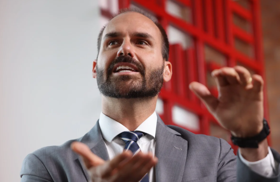 O ex-deputado federal Eduardo Bolsonaro (PL) recebeu o green card, autorização que garante residência permanente nos Estados Unidos, por meio da categoria EB-1A, destinada a estrangeiros com 