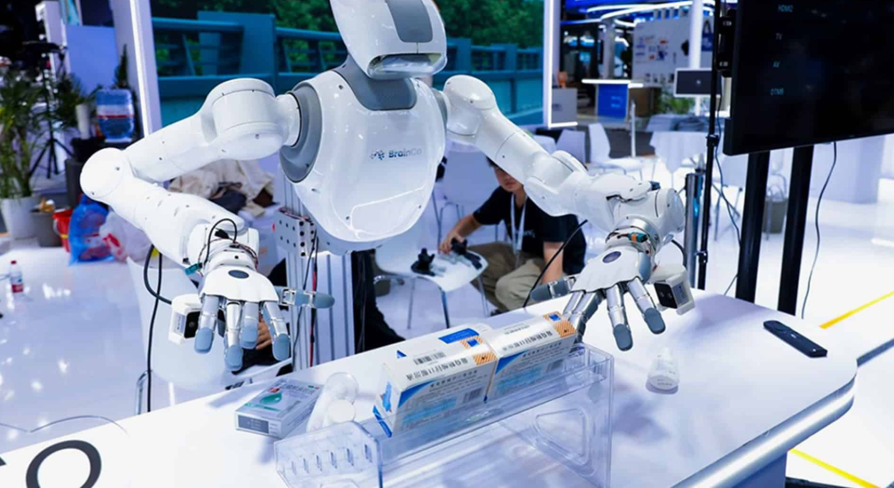 Uma nova tecnologia capaz de permitir que pessoas controlem robôs apenas com a atividade cerebral foi apresentada pela empresa BrainCo durante a Conferência Mundial de Inteligência Artificial (WAIC) 2026, realizada em Xangai, na China (Foto: X)