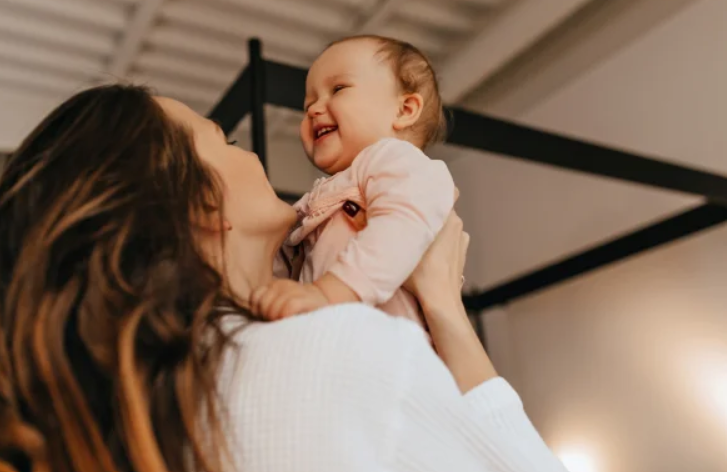 Um estudo recente sugere que células da mãe podem permanecer no cérebro dos filhos por décadas, possivelmente durante toda a vida (Foto: X)