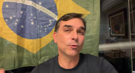 O Tribunal Superior Eleitoral (TSE) voltou a esclarecer que as urnas eletrônicas utilizadas nas eleições brasileiras não são fabricadas nem operadas pela empresa Smartmatic, após o tema retornar ao debate por declarações do senador Flávio Bolsonaro (PL-RJ) durante um encontro com representantes diplomáticos em Brasília (Foto: X)