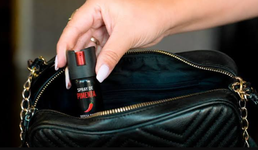 Pelas regras, o produto poderá ser adquirido por mulheres maiores de 18 anos. Adolescentes a partir de 16 anos também poderão comprar o spray, desde que apresentem autorização expressa dos responsáveis legais (Foto: X)