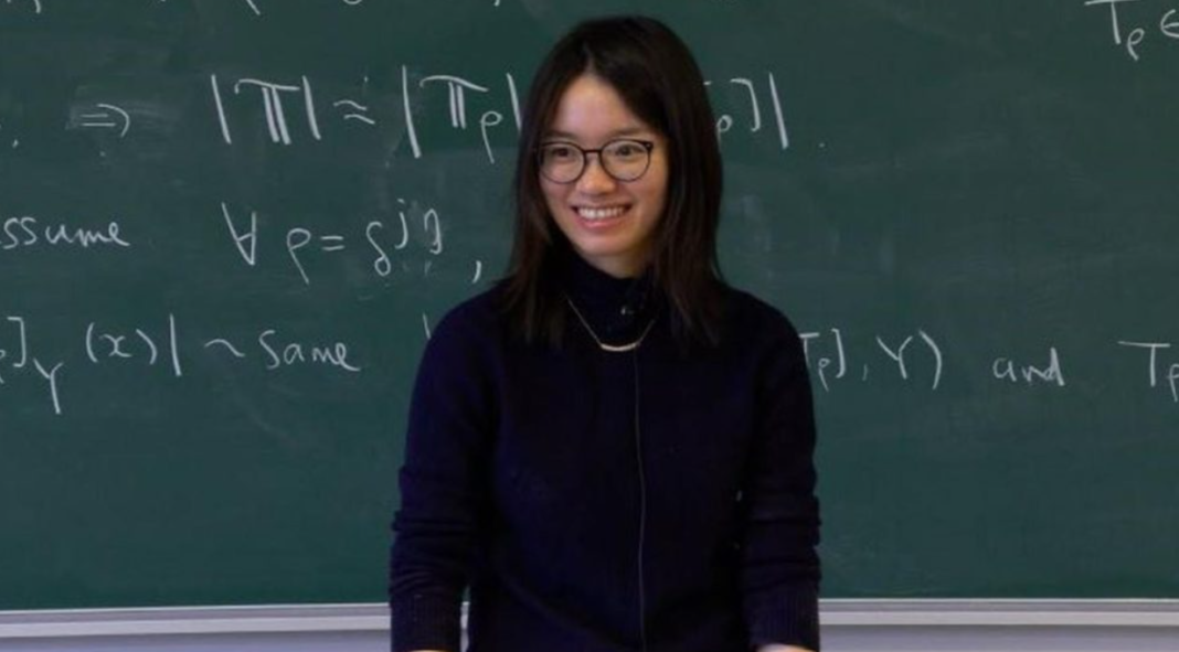 A matemática chinesa Wang Hong foi uma das vencedoras da Medalha Fields 2026, considerada a maior honraria da matemática, após contribuir para a solução de um problema formulado há mais de 100 anos (Foto: X)
