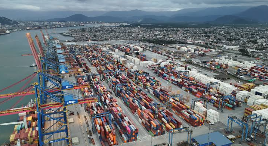 As tarifas impostas pelos Estados Unidos sobre produtos brasileiros já afetam uma parcela significativa das exportações nacionais (Foto: X)