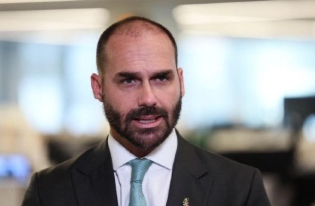 O ex-deputado federal Eduardo Bolsonaro (PL) anunciou nesta quarta-feira (29) que não disputará as eleições deste ano como suplente na chapa do deputado estadual André do Prado (PL), candidato ao Senado por São Paulo (Foto: X)