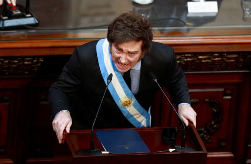 O presidente da Argentina, Javier Milei, assinou um decreto que amplia as regras para impedir a entrada e determinar a expulsão de estrangeiros acusados de promover discursos de ódio, discriminação, violência ou de desrespeitar símbolos nacionais argentinos (Foto: X)