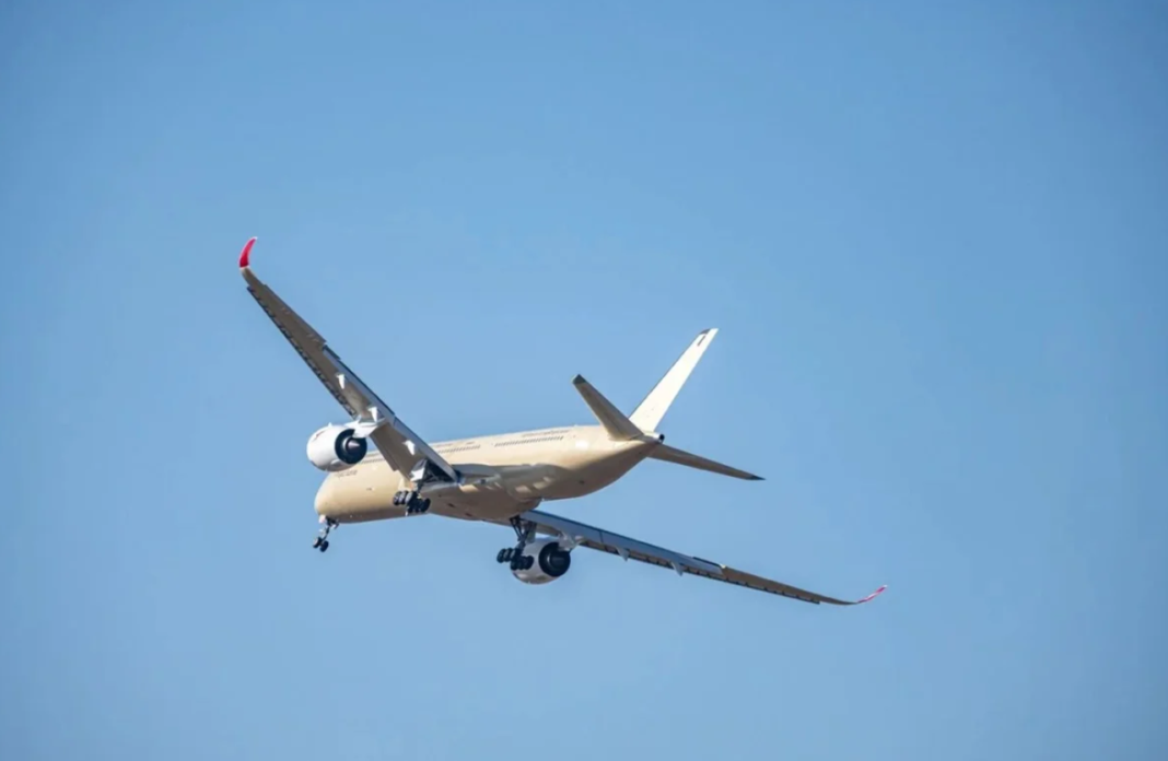 Equipada com motores Rolls-Royce Trent XWB-97, a aeronave foi projetada para suportar voos de até 23 horas de tempo de bloco, superando a duração prevista para as futuras rotas comerciais (Foto: X)