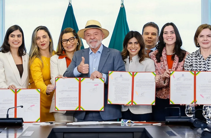 O presidente Luiz Inácio Lula da Silva (PT) assinou um decreto que institui o Programa Alerta Mulher Segura, iniciativa voltada ao fortalecimento das medidas de proteção para mulheres em situação de violência doméstica e familiar (Foto: X)