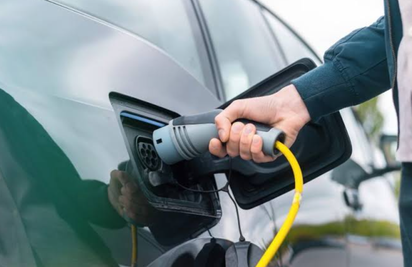 O aumento dos preços do petróleo, intensificado pela crise energética no Oriente Médio, acelerou a adoção de veículos elétricos e híbridos plug-in em diversos países ao longo de 2026 (Foto: X)
