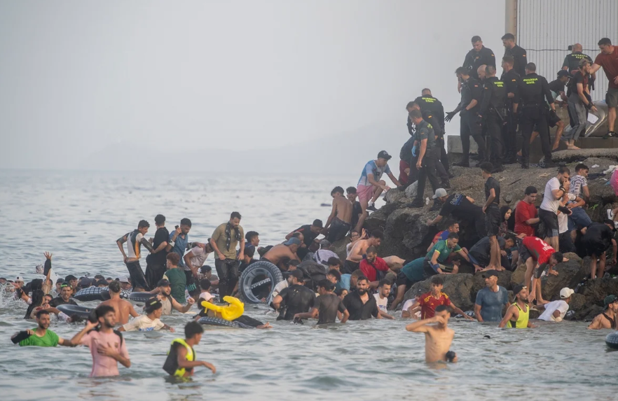 A maior parte dos migrantes que atravessou a fronteira para Ceuta nos últimos dias já deixou o território espanhol (Foto: X)