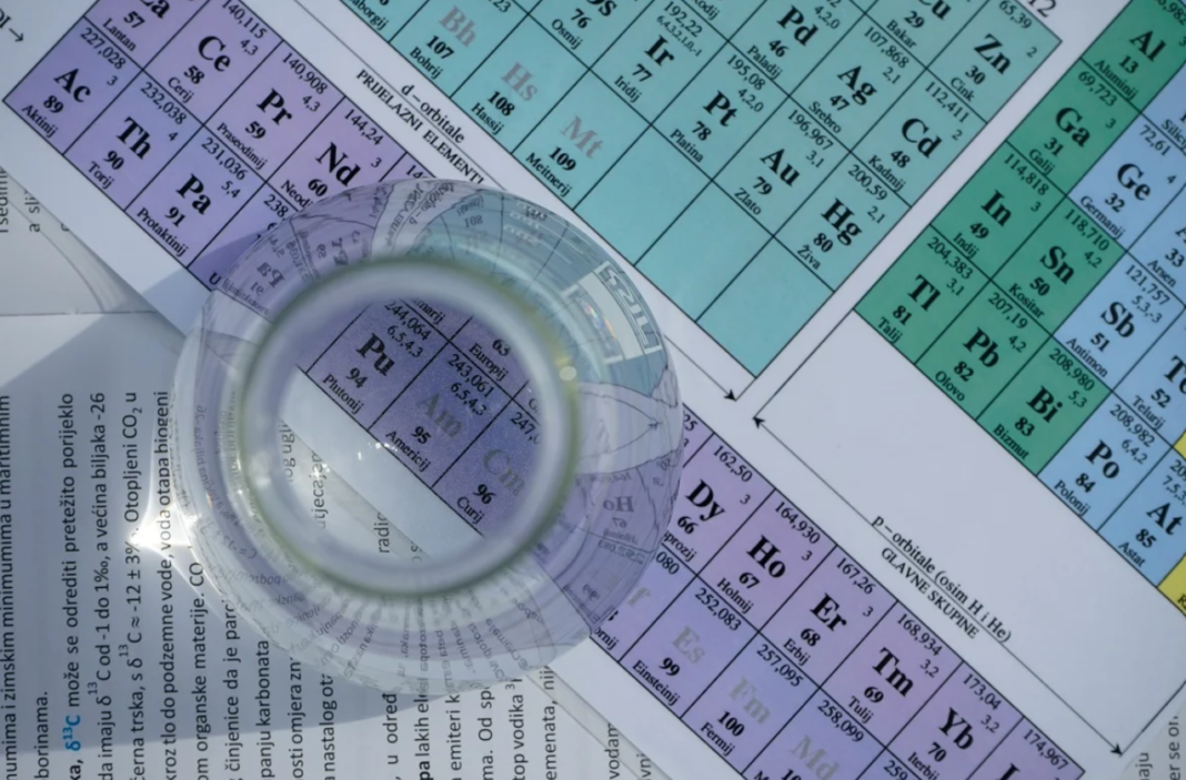 Considerada um dos principais pilares da química, a tabela periódica reúne todos os elementos químicos conhecidos e organiza suas propriedades de acordo com o número atômico (Foto: X)